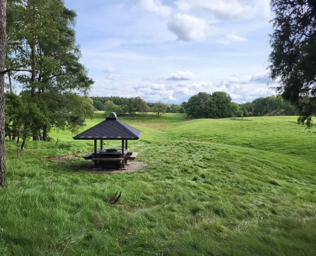 Rustik grillplats i trä i naturnära miljö – inspiration och livsstil från Nordanlids Rustik