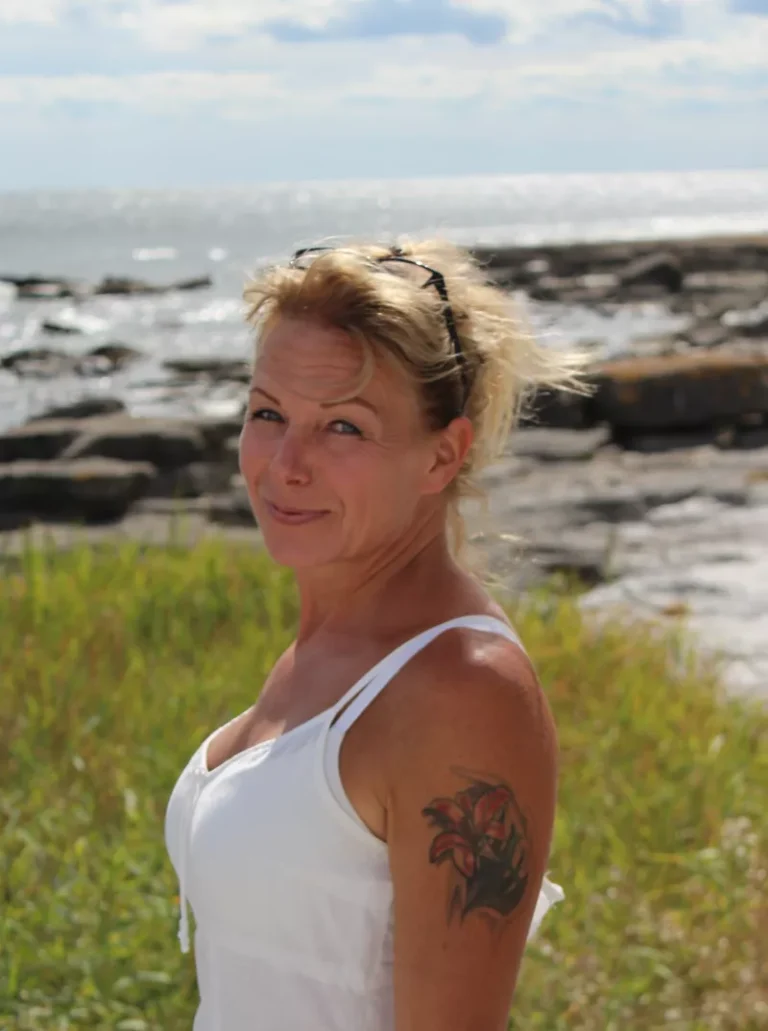 Annelie från Nordanlids Rustik poserar vid havet – expert på rustik inredning och personlig service