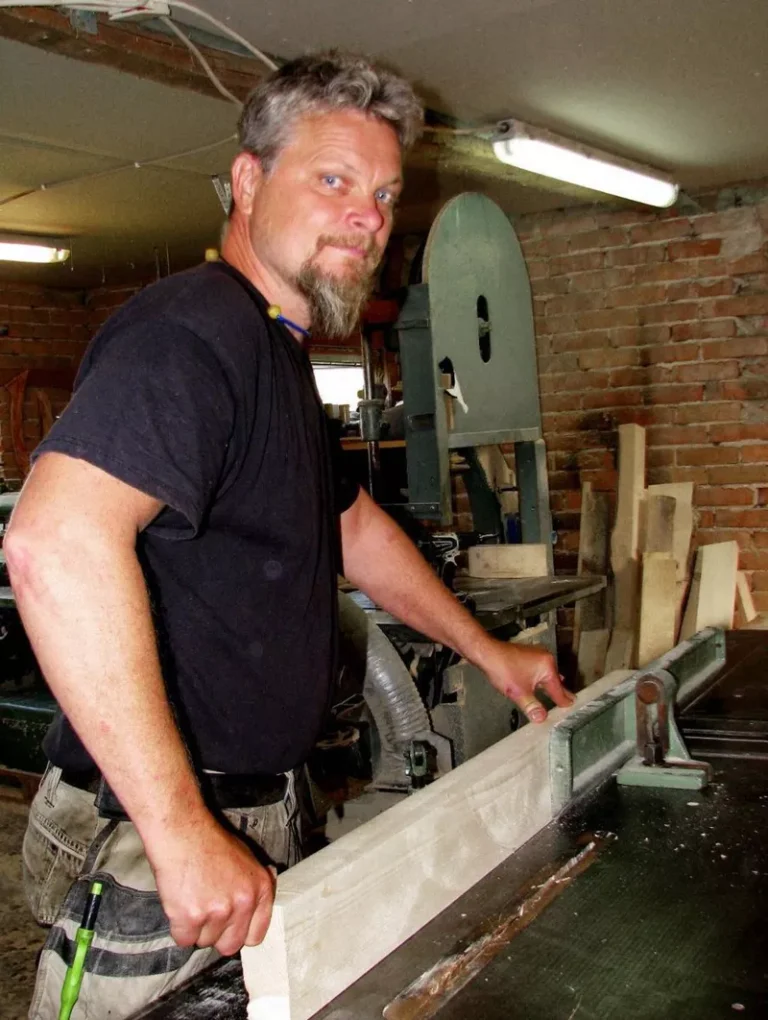 Micke från Nordanlids Rustik arbetar med massivt trä i verkstaden – passionerad hantverkare inom rustik design
