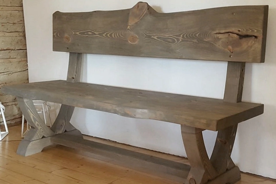 Rustik träbänk i en unik design med de vackra bågarna i underredet från Nordanlids Rustik. Vår serie Harmoni binds samman genom den distinkta bågformen i underredet. En harmonisk och tidlös design.