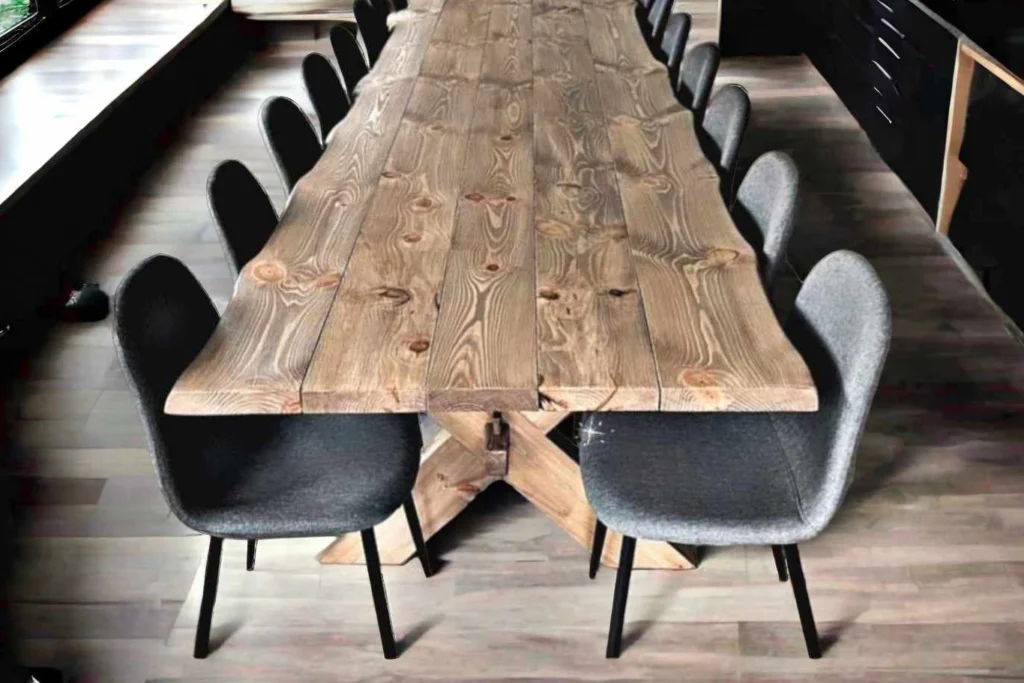 Stort handgjort matbord från Nordanlids Rustik, tillverkat av massivt trä med naturliga kvistar, ådring och där trädets naturliga form är sparat på ytterkanterna. Bordet har ett klassiskt utförande med sina kryssben, med en genomgående tapp som sammanfogar kryssbenen och som hålls fast med en kil. Detta ger en tidlös och hållbar konstruktion och vår modell på kryssbord är i extra kraftfullt material med grova dimensioner.