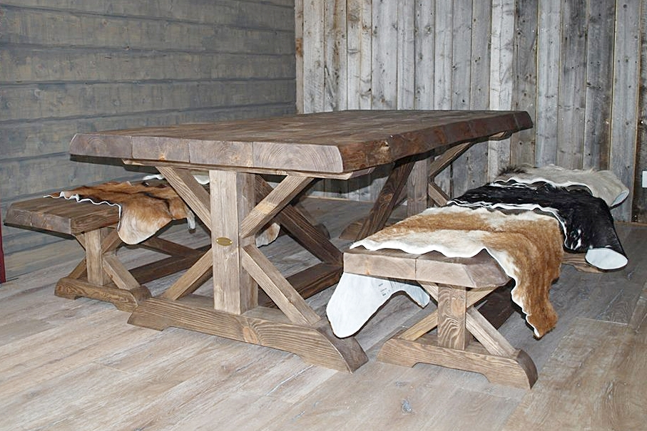 Ett kraftfullt, massivt och rustikt matbord med en snygg variant på kryssben. Bordsskivan är okantad på långsidorna - trädets naturliga former är sparade för att ge ett mer naturligt, unikt och uttrycksfullt bord. Inget bord är det andra likt. Handgjort från Nordanlids Rustik. Modellen heter Lofsdalen.