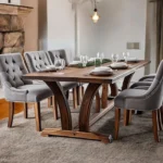 Ett vackert och stilrent matbord i massivt trä, med vackert utformade bågar i underredet - en tidlös och elegant design. Finns två olika modeller av underrede, med eller utan benen i mitten under bordsskivan. Modellen heter Sarek - från Nordanlids Rustik.