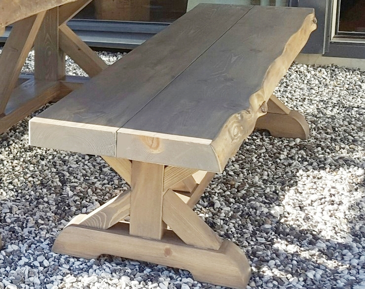 En kraftig bänk i modell Lofsdalen med okantad sits - handgjort från Nordanlids Rustik.