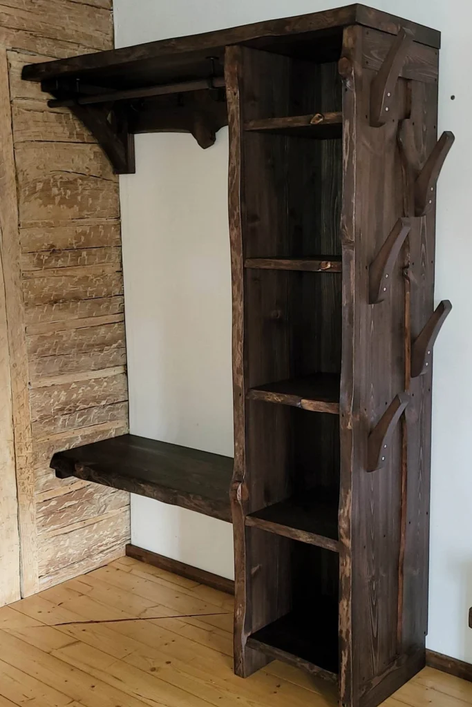 En kraftig och rustik hallmodul i massivt trä som går att bygga vidare på efter det mått och den funktion som behövs.