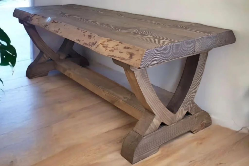 Riktigt rustik träbänk i massivt trä från Nordanlids Rustik. Det vackra distinkta bågformade underrede är är det som ger hela serien harmoni sitt unika uttryck.