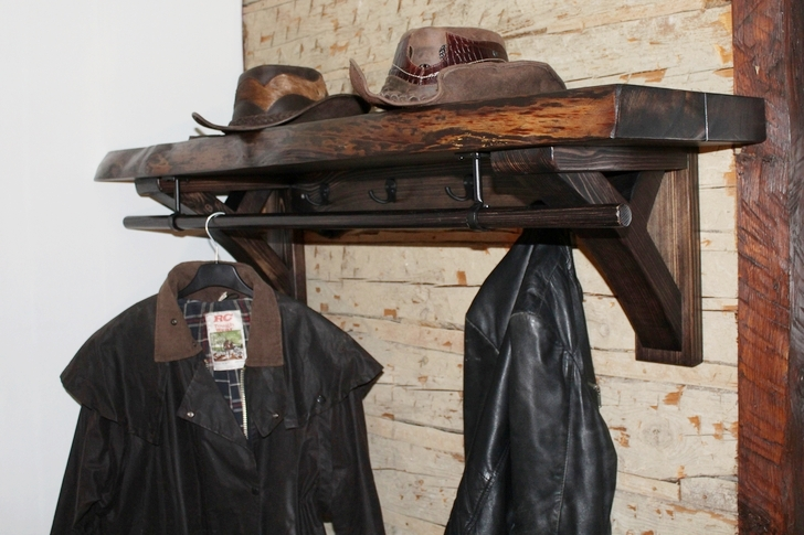 Riktigt rustik hatthylla i massivt trä från Nordanlids Rustik. Hatthyllan har stång för galgar och även krokar. Går att få med matchande skohylla.