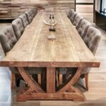 Kraftfullt, massivt och rustikt matbord med vackert bågformade ben. Bordsskivan är okantad på långsidorna, trädets naturliga former är sparade för att ge ett mer naturligt, unikt och uttrycksfullt bord. Handgjort från Nordanlids Rustik. Modellen heter Helags och är en kraftigare modell än vår modell Harmoni.