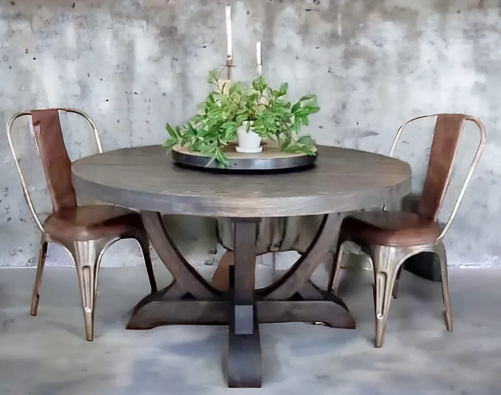 Ett kraftfullt, massivt och rustikt matbord med vackert bågformade ben. Modellen heter Helags och är en kraftigare modell än vår modell Harmoni. Handgjort från Nordanlids Rustik.