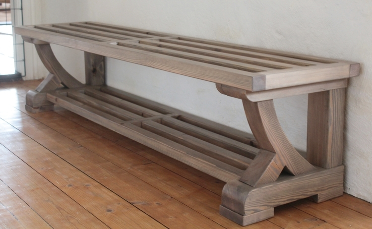 En rustik skohylla i massivt trä från Nordanlids Rustik som matchar vår hatthylla väldigt bra.